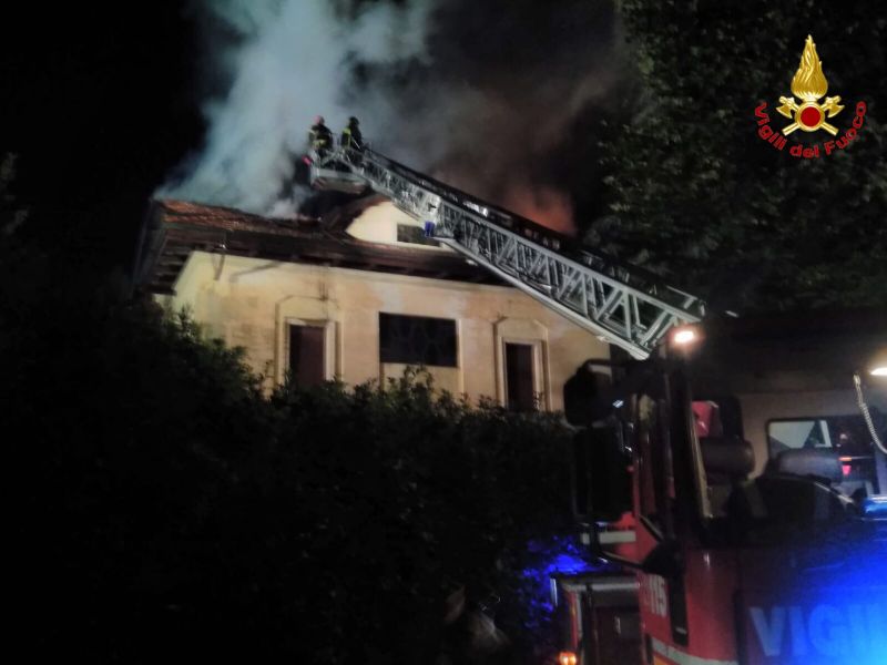Abitazione in fiamme a Busto Arsizio FOTO