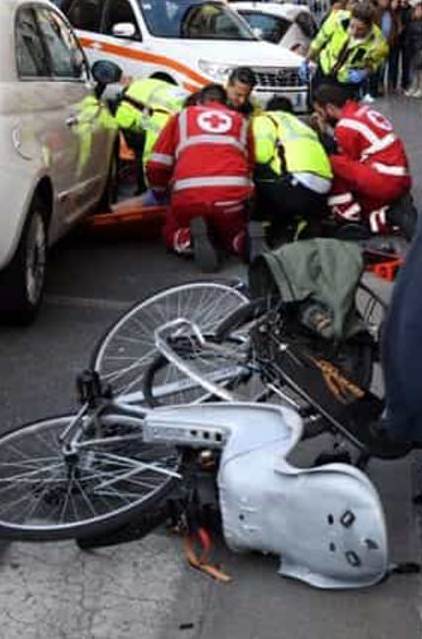 Marito e moglie si scontrano in bici, lui picchia la testa