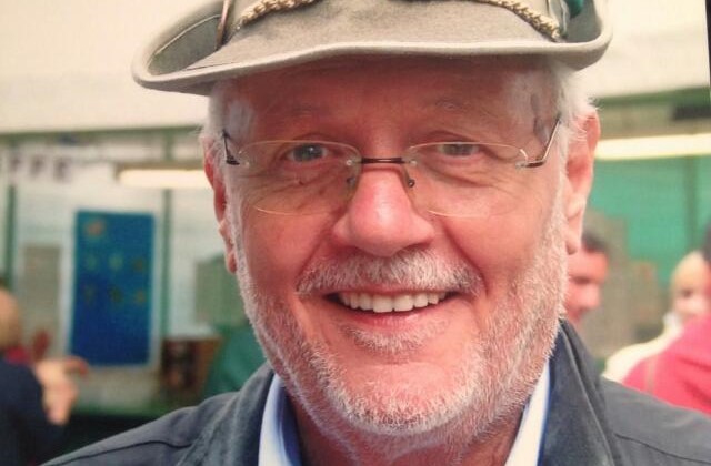 Addio a Luigi Bertoglio, centinaia di penne nere per salutare il presidente degli alpini di Varese