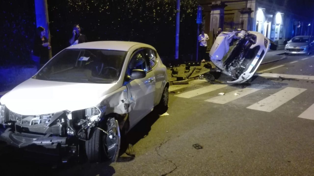 Auto si ribalta sulla Varesina