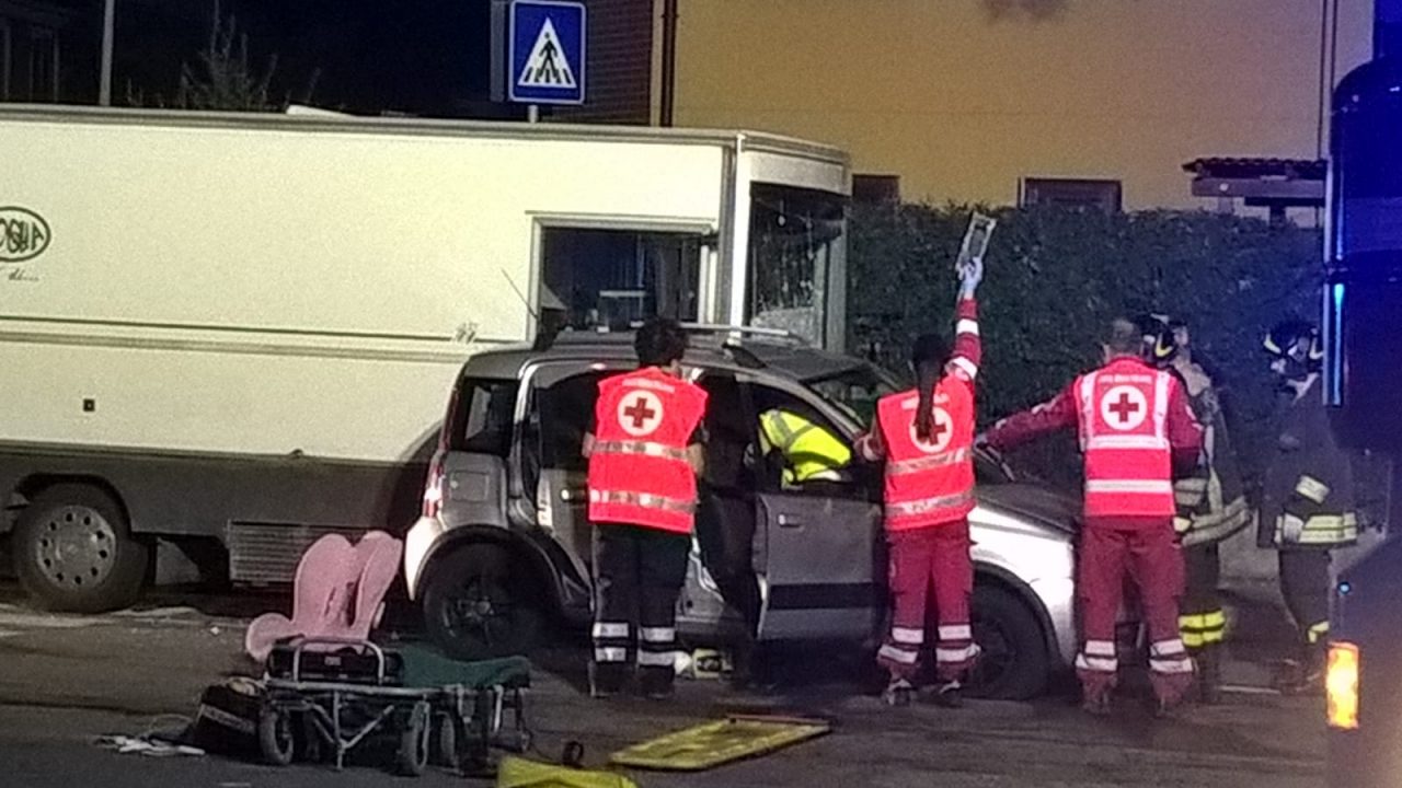 Incidente sul Sabotino, auto contro furgone dei panini