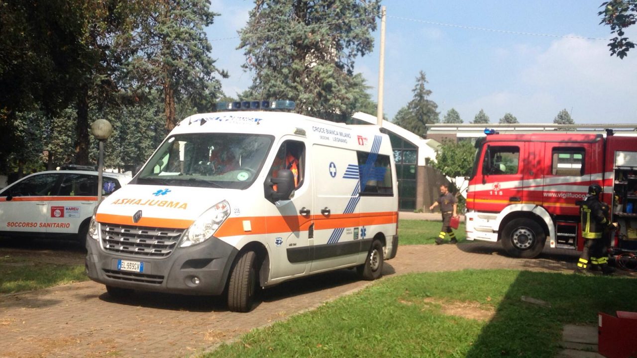 Bimbo rimane incastrato su un albero, arrivano i pompieri