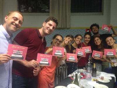 Cena con delitto… di fronte a 220 testimoni!