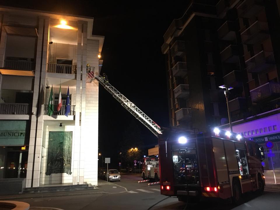 Fumo dal municipio, arrivano i pompieri