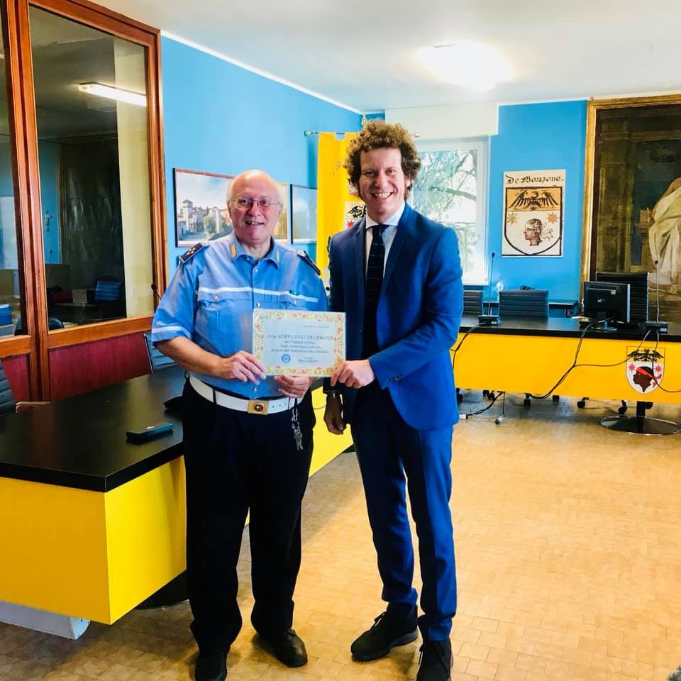 Morazzone premia l’agente Talamona per la lunga carriera