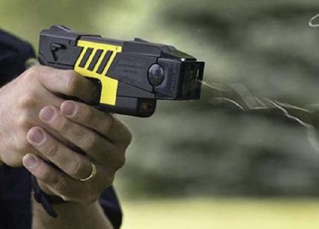 Taser alla Polizia locale, riparte la sperimentazione: Regione pronta a un bando
