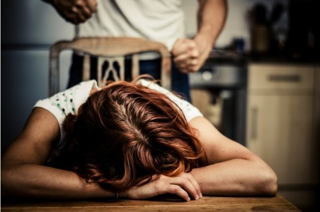 Picchia la moglie poi fugge e si scaglia contro la Polizia: arrestato a Varese