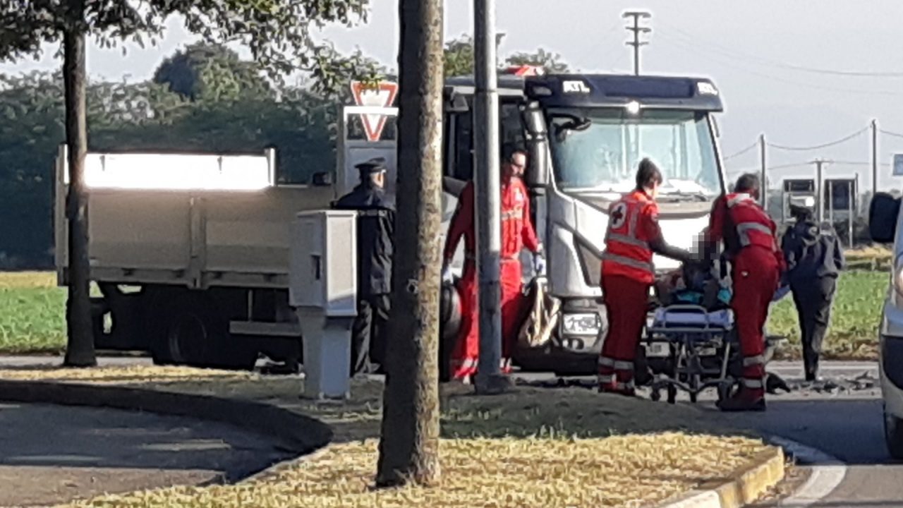 Scontro tra camion e moto, paura a Nerviano
