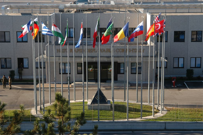 Un presidio contro la guerra davanti alla sede Nato di Solbiate Olona