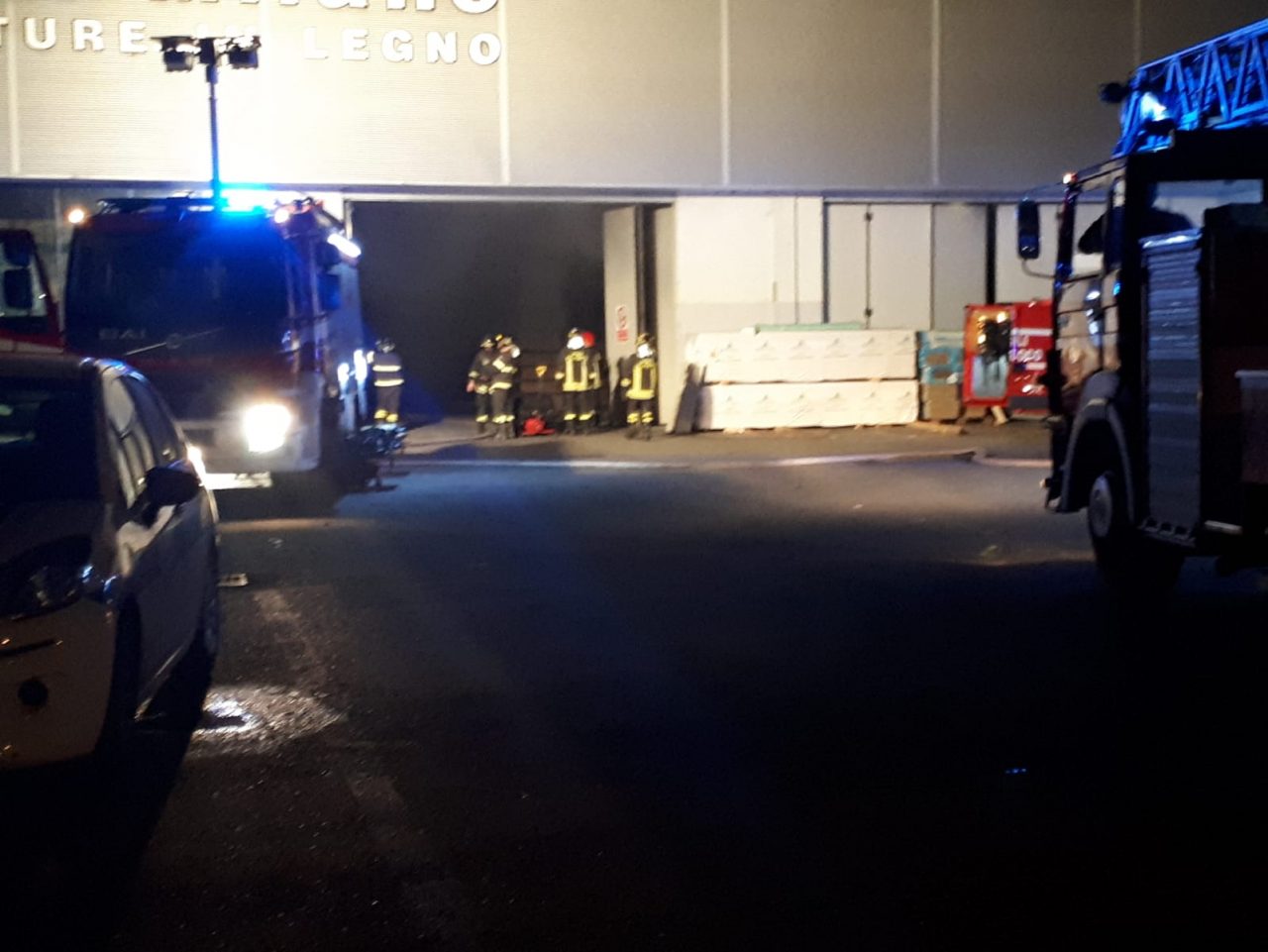 Incendio in ditta a Lazzate, danneggiato un macchinario