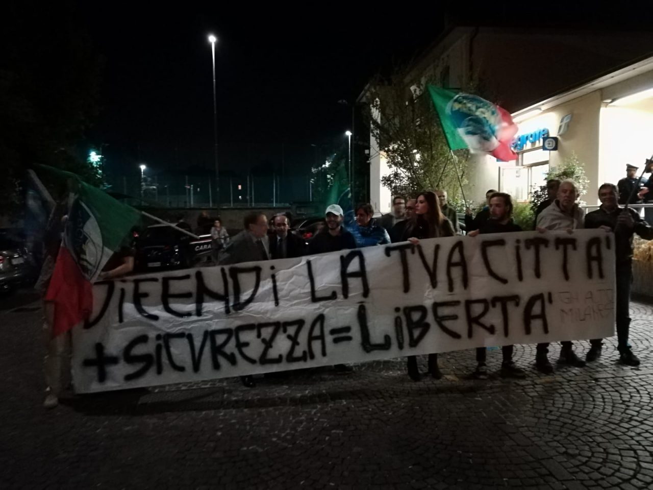 Aggressione in stazione, presidio con De Corato a Canegrate – FOTO E VIDEO