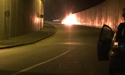 Auto in fiamme nel sottopasso di Castano