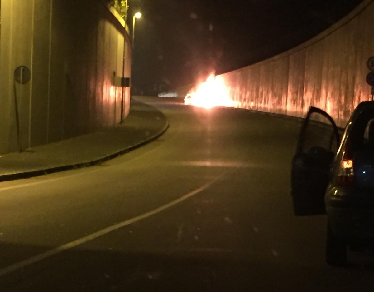 Auto in fiamme nel sottopasso di Castano