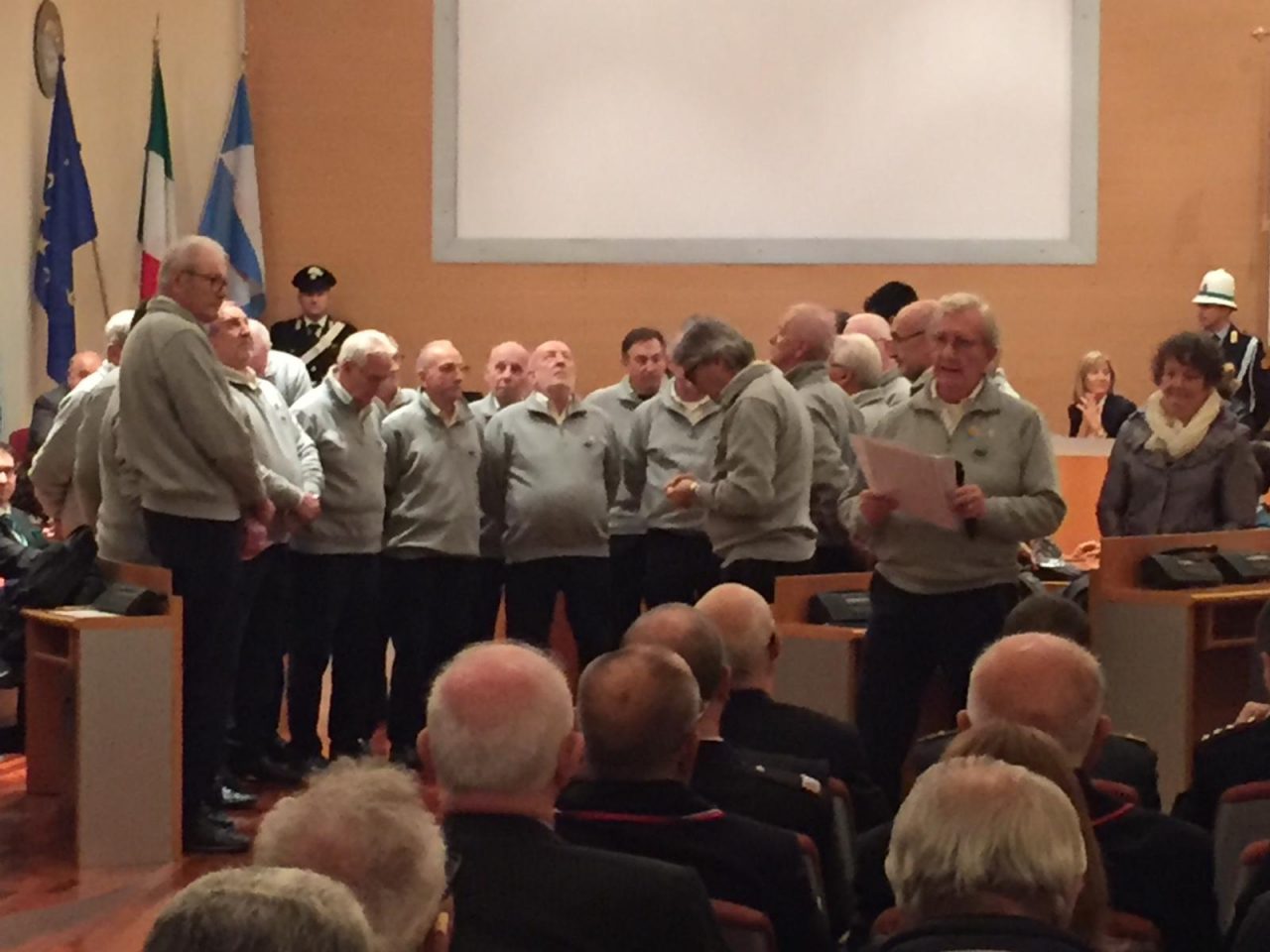 Il coro degli Alpini alla Casa Famiglia di San Vittore Olona