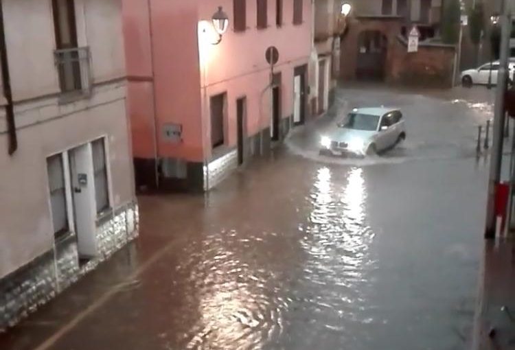 Strade allagate, ponti e sottopassi chiusi: città sott’acqua