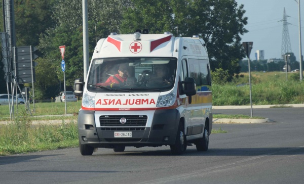 Scontro auto e motorino a Castano: 20enne in ospedale