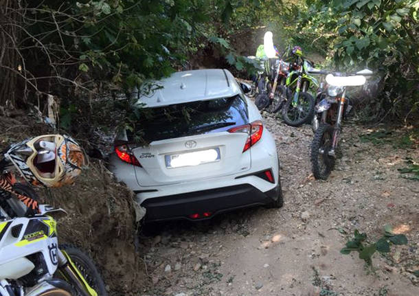 Auto bloccata nel fontanile, motociclisti in soccorso