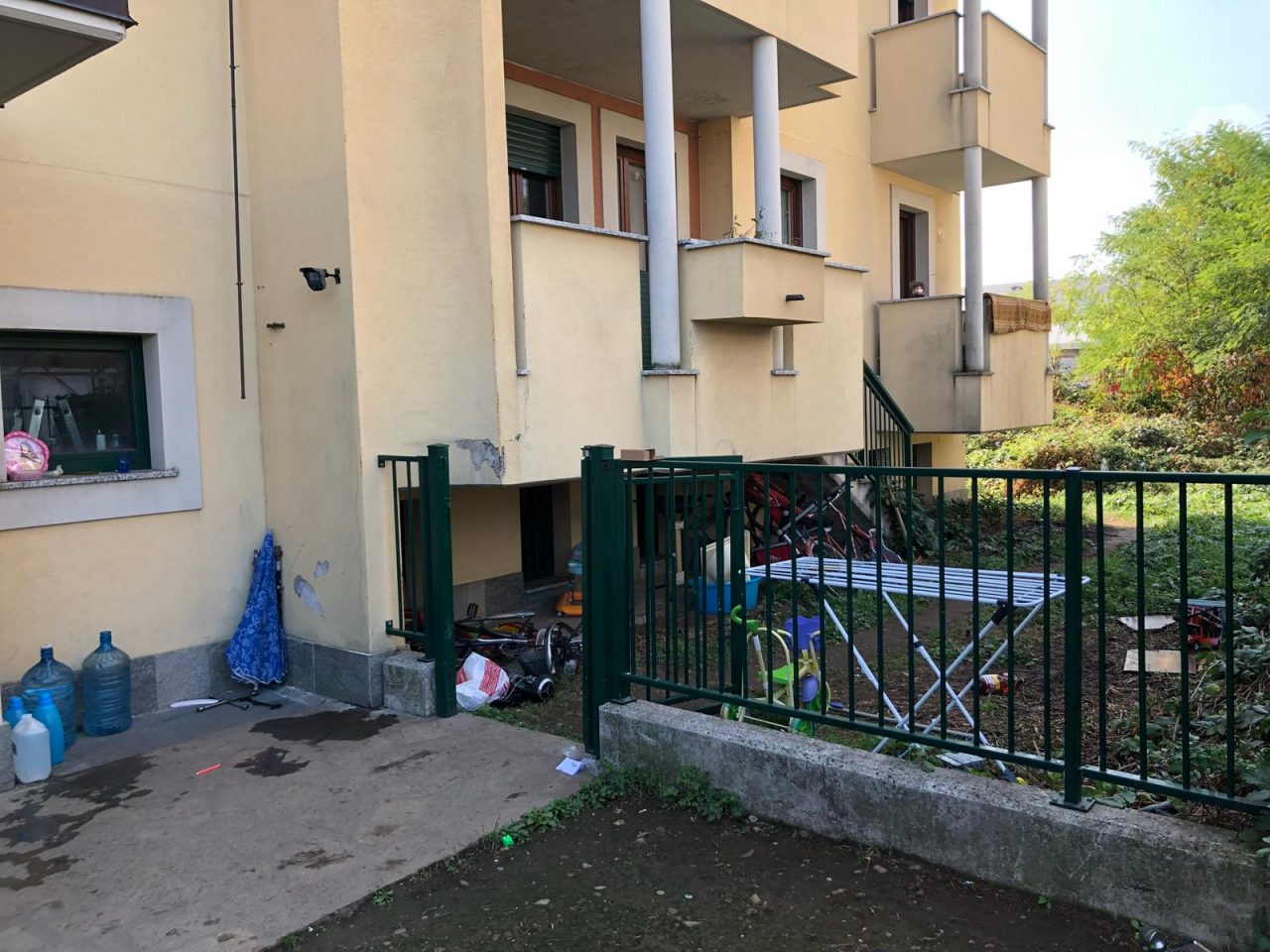 Sgomberati dagli appartamenti, ma ci bivaccano davanti