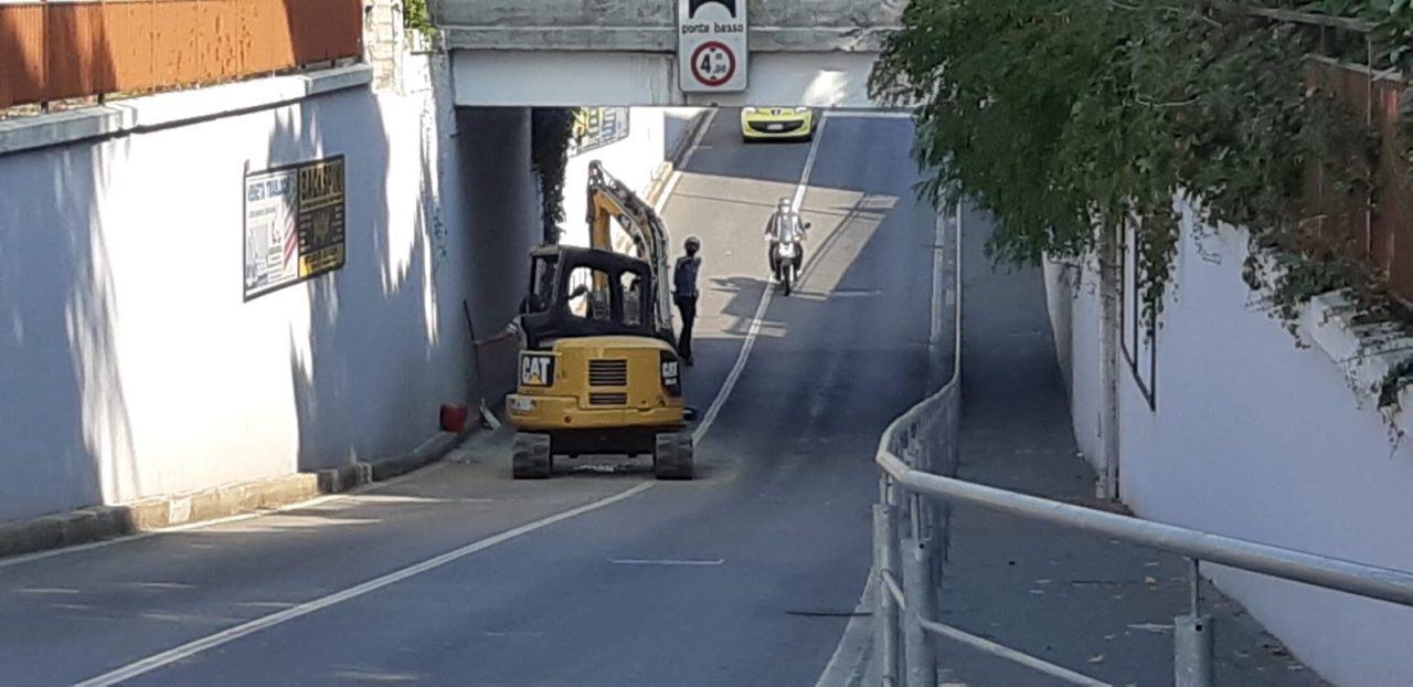 Camion sbatte contro il sottopasso, la ruspa che trasportava cade sulla strada FOTO