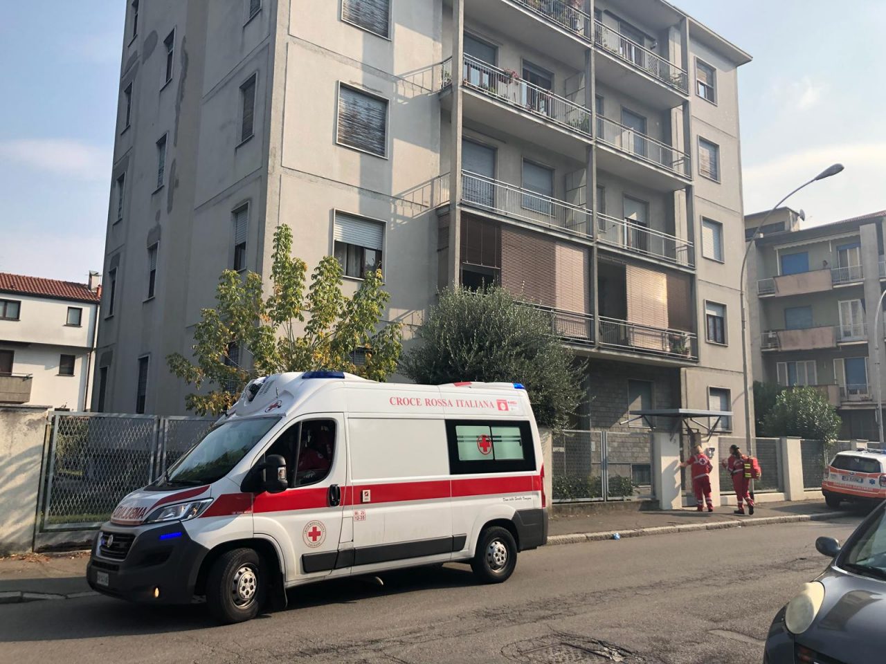 Anziano sul balcone con un coltello, paura in via Santa Caterina