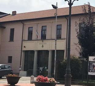 Caos codici fiscali, la maggioranza alla Lega: “Dimettetevi voi”