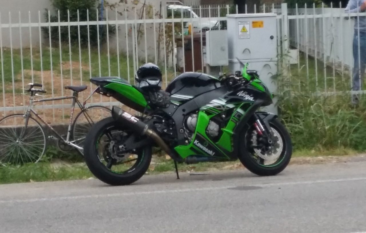 Incidente tra due moto, il centauro è in terapia intensiva