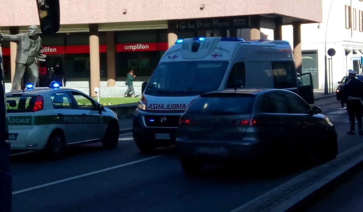 Malore al volante della sua auto, paura in centro a Legnano