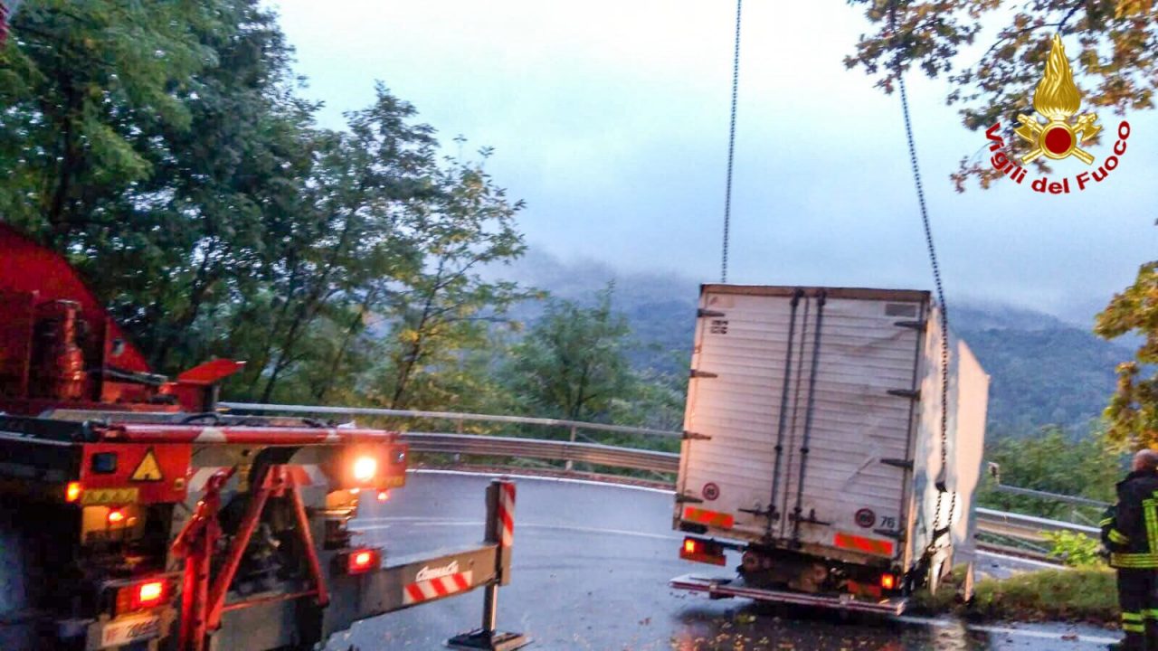 Autocarro si blocca sulla provinciale a Grantola, chiusa la strada FOTO