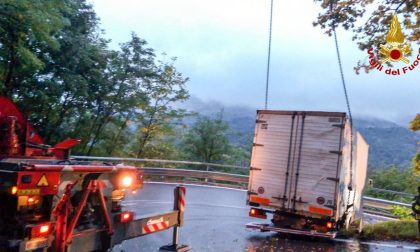 Autocarro si blocca sulla provinciale a Grantola, chiusa la strada FOTO