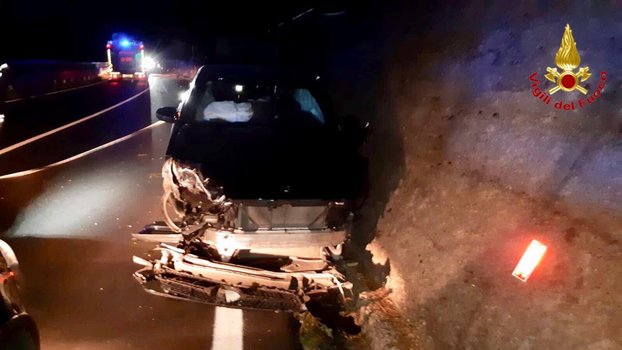 Scontro auto e minivan, soccorse 5 persone SIRENE DI NOTTE