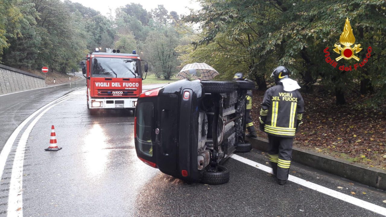 Si ribalta con l’auto in A26, 67enne in ospedale FOTO