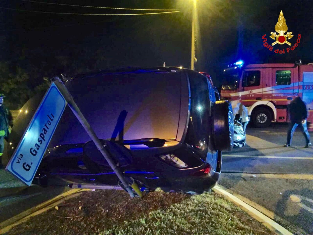 Scontro tra due auto, una si ribalta FOTO