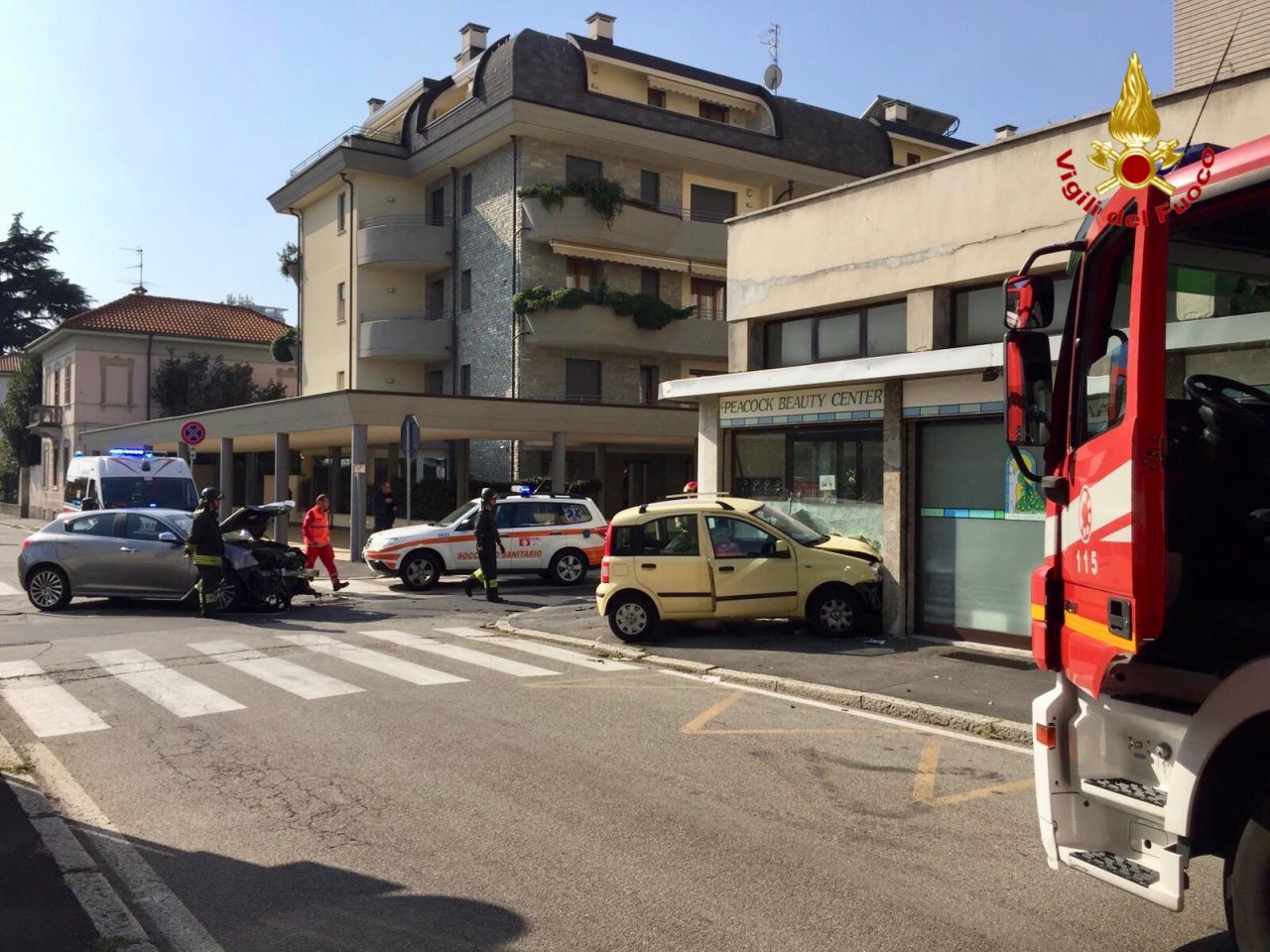 Scontro tra due auto a Busto Arsizio, soccorse due persone FOTO