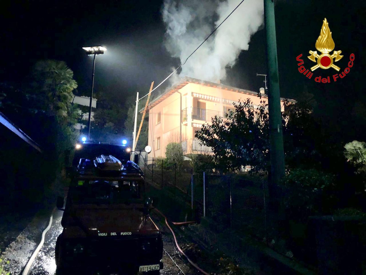Edificio a fuoco nel comune di Agra FOTO