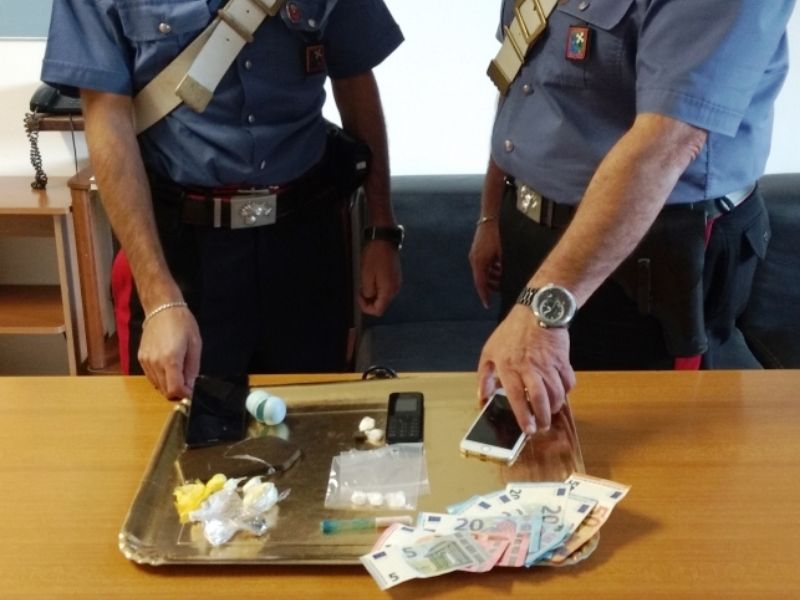 Droga nel frigorifero del bar: un uomo e una donna arrestati