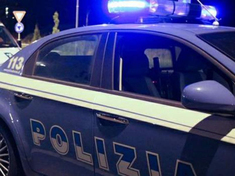 Ubriaco sferra schiaffo ad un passante e tenta di rubare portafoglio a due giovani