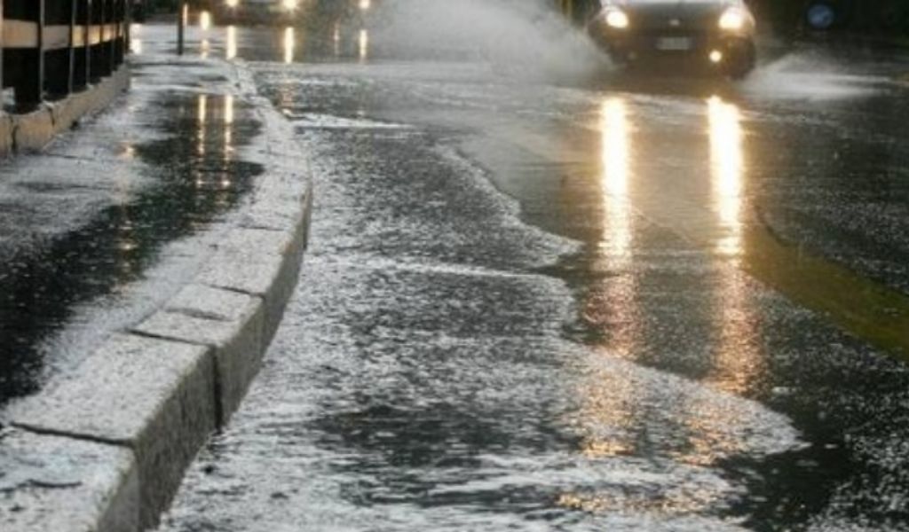 Meteo da allerta rossa, “evitate gli spostamenti”
