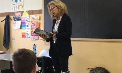 Sindaco e assessore leggono libri ai bimbi delle scuole