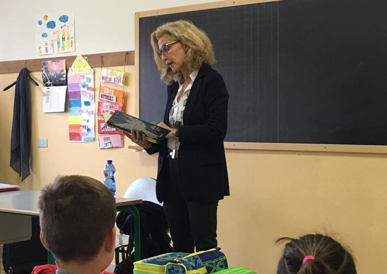 Sindaco e assessore leggono libri ai bimbi delle scuole