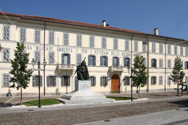 Omaggio a Mussolini nella Casa militare Umberto I: polemica a Turate