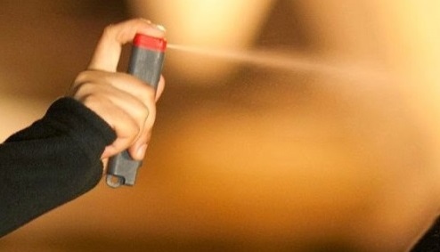 Spruzza spray al peperoncino sul treno: 17enne denunciato