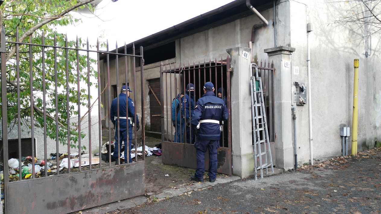 Due sgomberi, tre denunce e 100 grammi di droga sequestrata