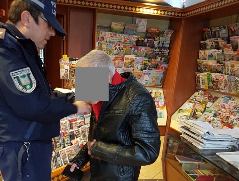 Anziano esce e perde la memoria: soccorso dalla Polizia locale