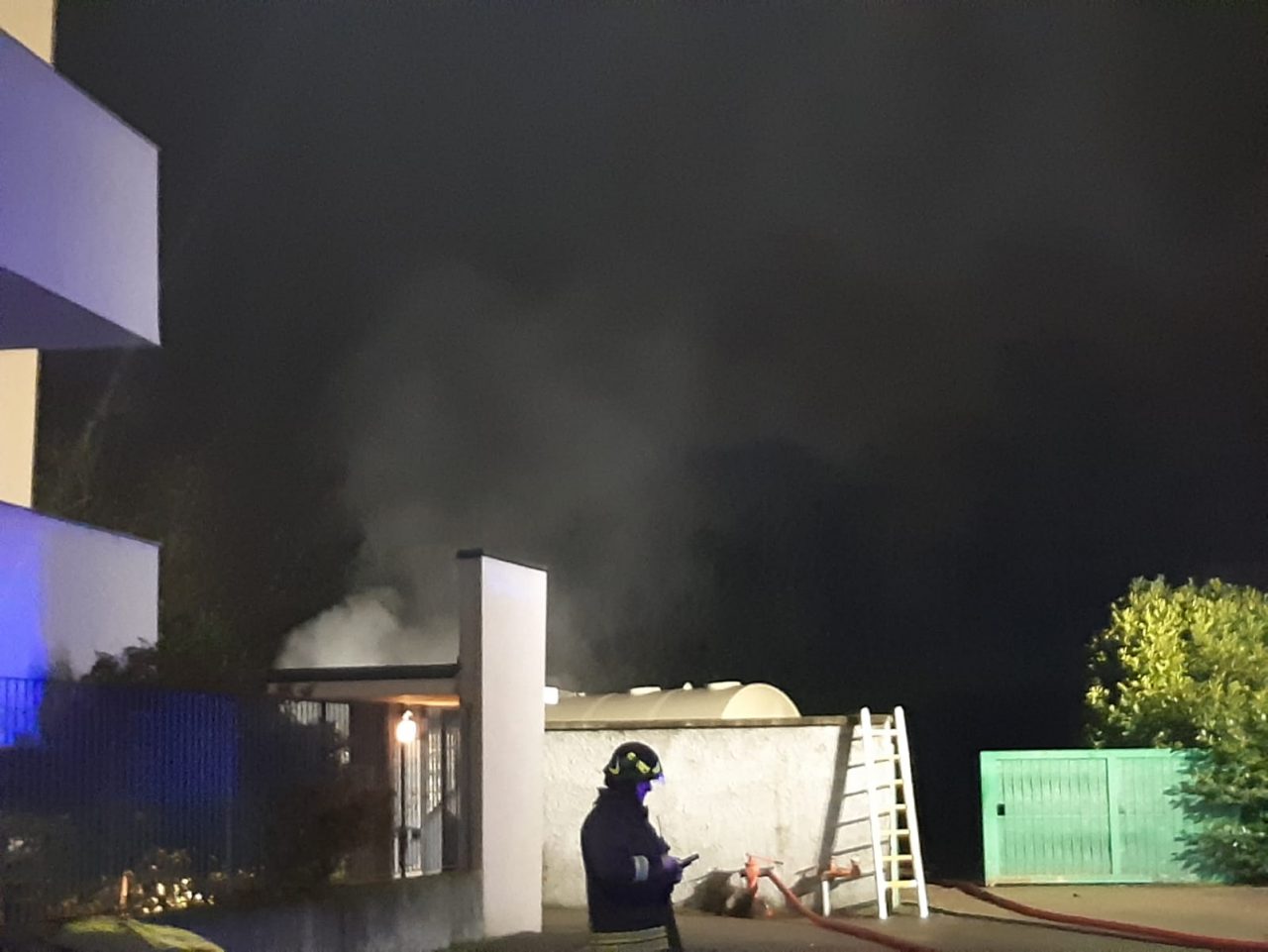 Camion in fiamme in un cortile di Canegrate FOTO