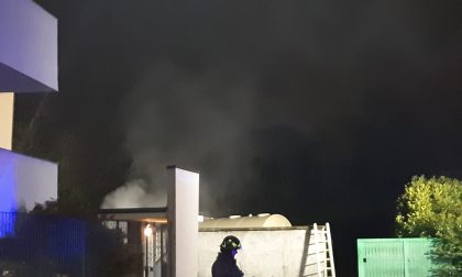 Camion in fiamme in un cortile di Canegrate FOTO