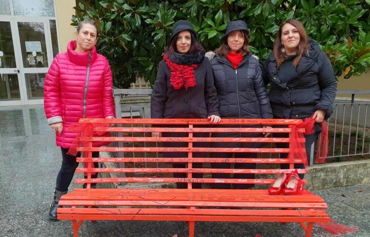 Violenza sulle donne, a Cislago panchina rossa davanti al Municipio