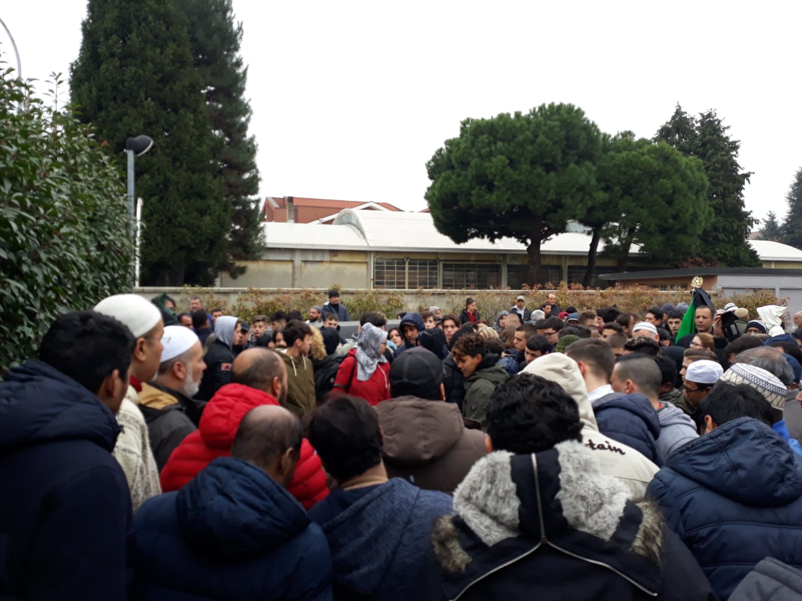 Ultimo saluto ad Abdul, il ragazzo ucciso dal treno a Parabiago FOTO e
