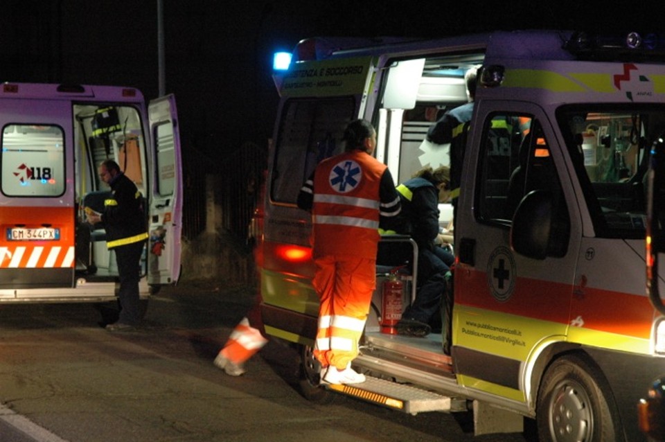 Incidente stradale a Varese, tra i coinvolti una bambina di 5 anni SIRENE DI NOTTE