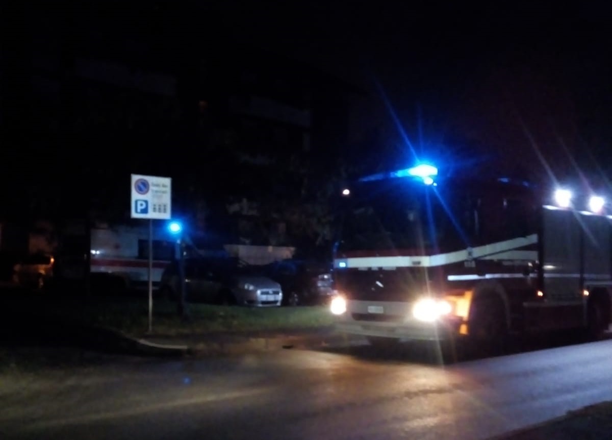 Anziana cade in casa, salvata da soccorritori e pompieri