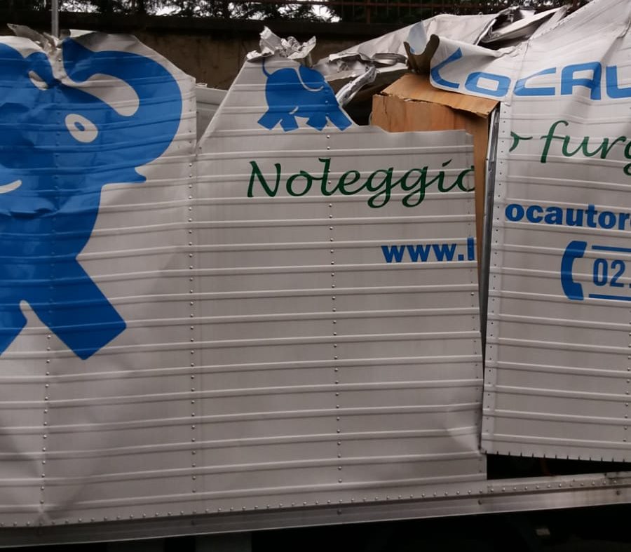 Camion incastrato nel sottopasso di Canegrate FOTO